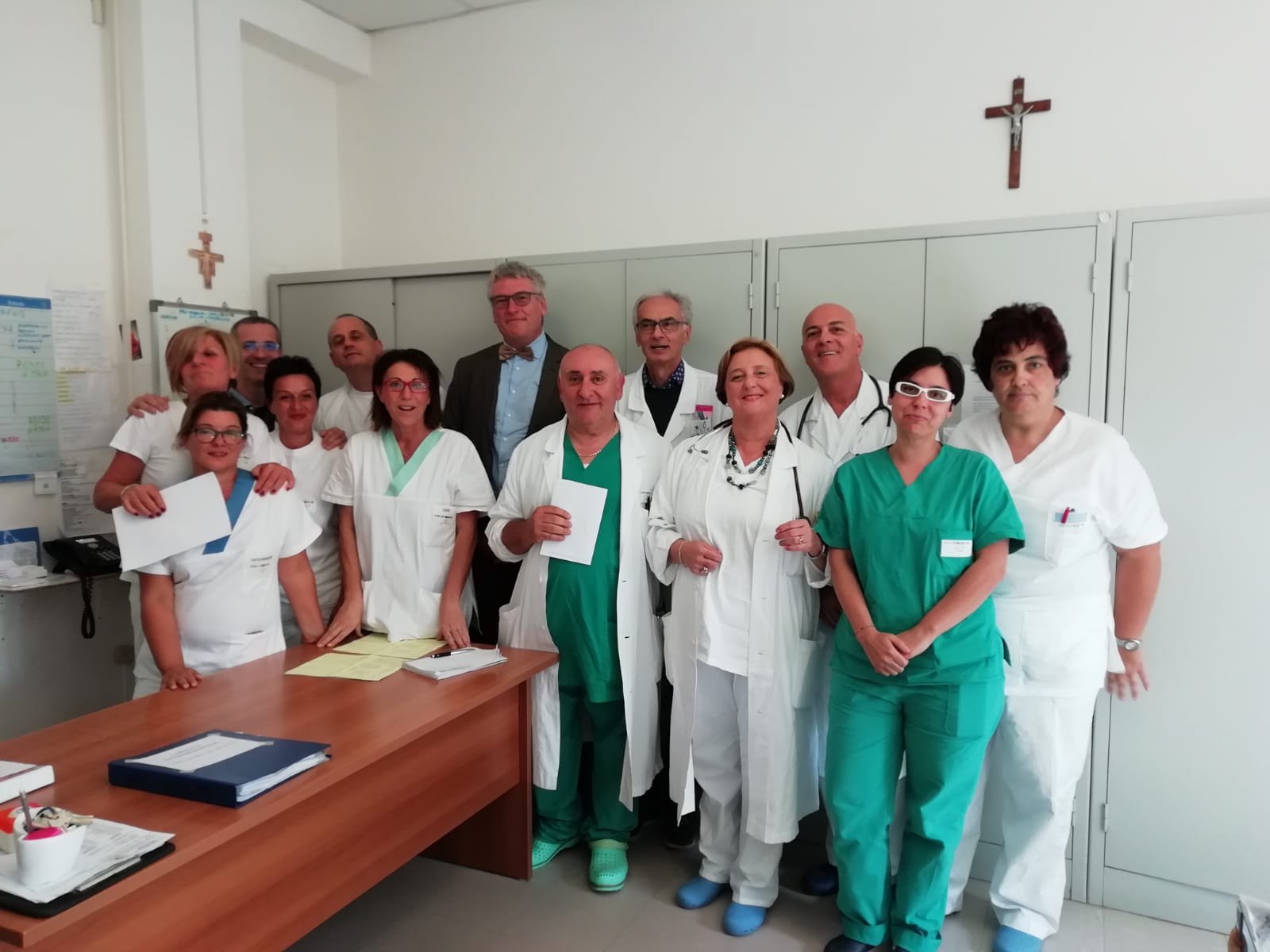 Thomas_Schael_ad_Atessa_con_il_personale_della_Riabilitazione_e_Lungodegenza