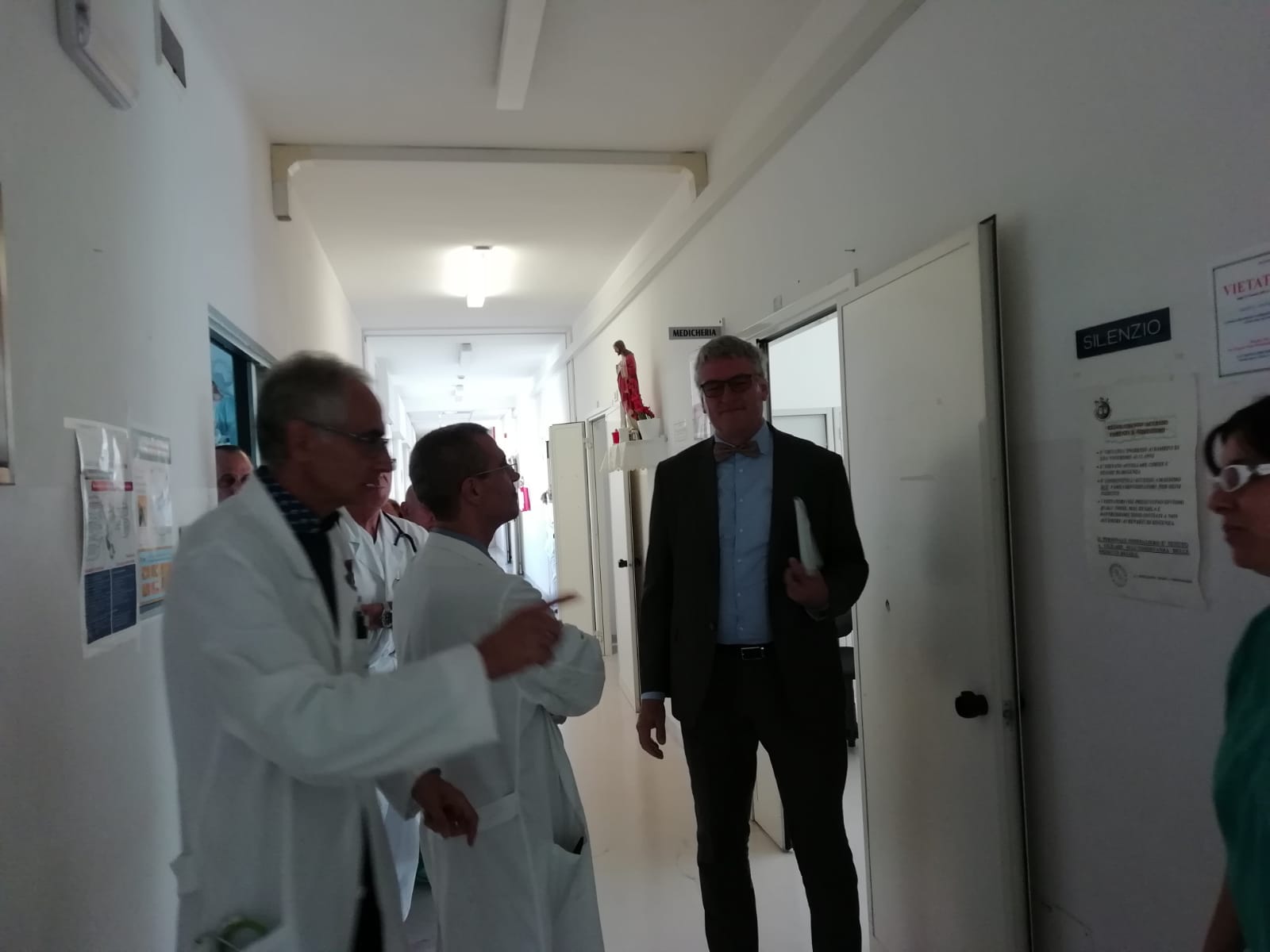 Thomas_Schael_ad_Atessa_con_il_personale_della_Riabilitazione_e_Lungodegenza