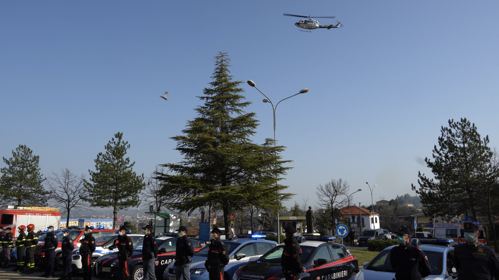 Covid-19, omaggio delle Forze dell’Ordine a operatori e malati dell’Ospedale di Chieti