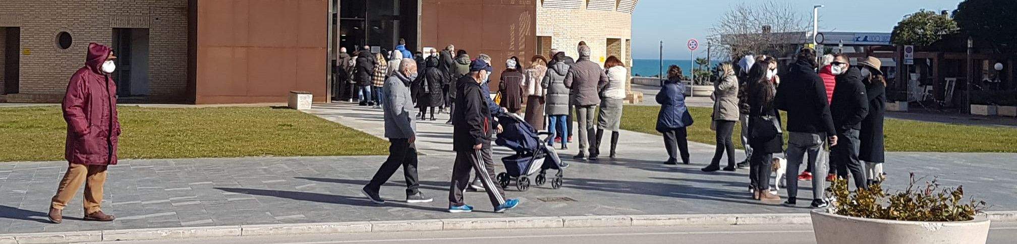 Coronavirus, migliaia in fila per lo screening antigenico nei cinque Comuni della provincia di Chieti