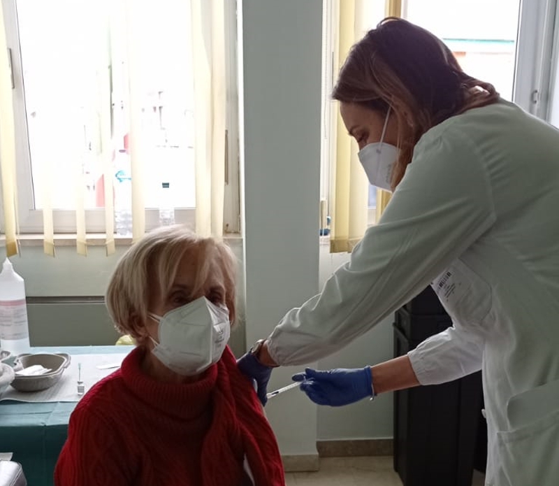 Coronavirus, in provincia di Chieti più contagi tra i ragazzi. Vaccinati i primi over 80