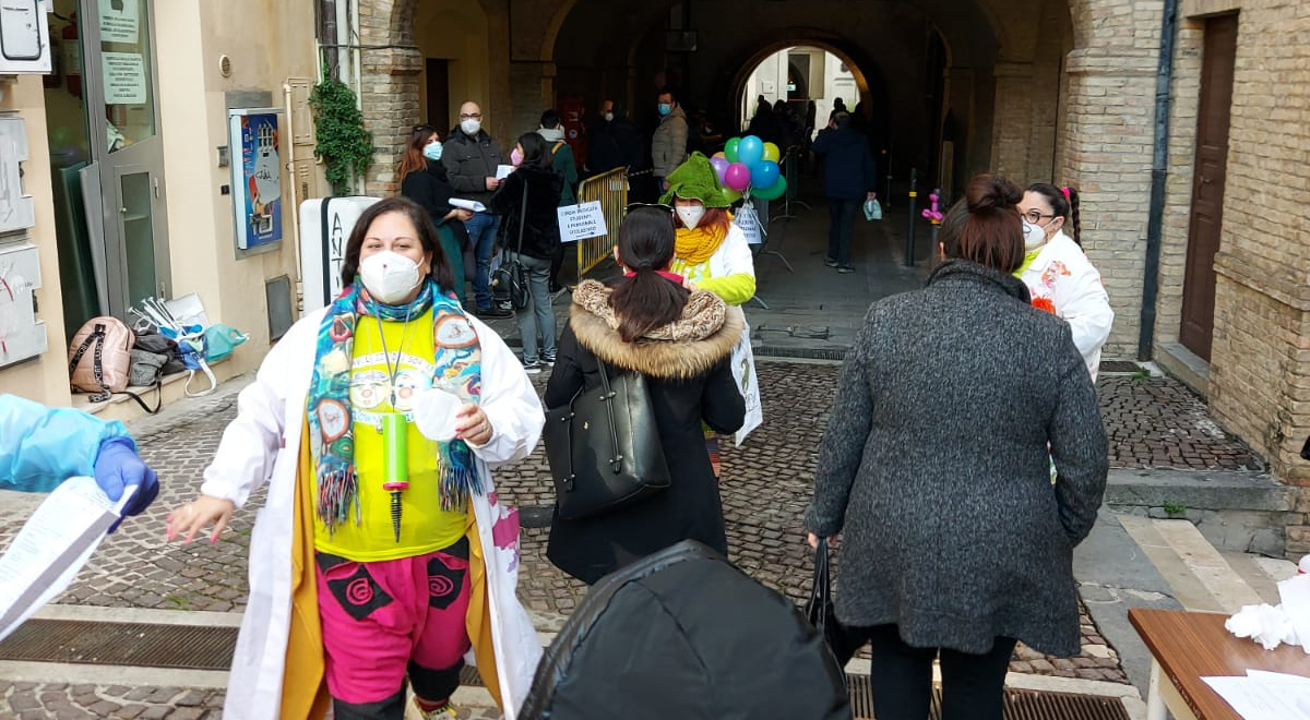 Coronavirus, al via la vaccinazione per Forze dell’ordine e Università. Screening nei Comuni della provincia di Chieti: 48 positivi sabato, 51 domenica