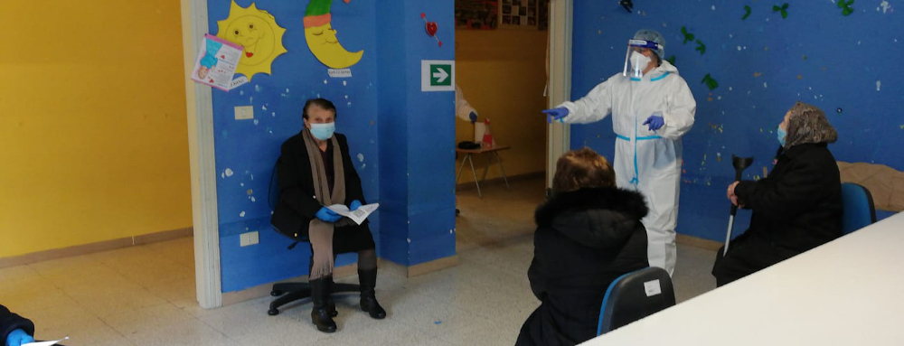 Coronavirus, stretta sui vaccini nelle zone rosse. A Chieti entra in funzione il PalaUd’A