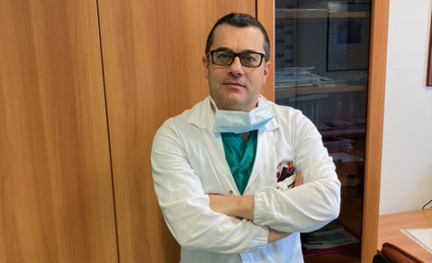Chirurgia vascolare, a Chieti innovativo intervento per riparare l’aorta toracica passando per un foro all’inguine