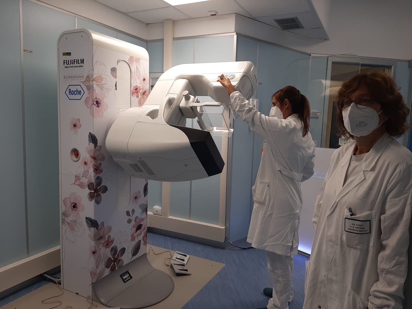 Screening senologico, urgente ripartire. Campagna di Roche e Fujifilm che donano mammografo di ultima generazione all’ospedale di Ortona