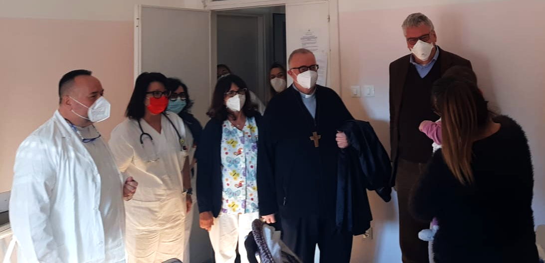 (VIDEO) Il Vescovo di Lanciano, Emidio Cipollone, in ospedale per gli auguri: “Sappiate curare e prendervi cura”