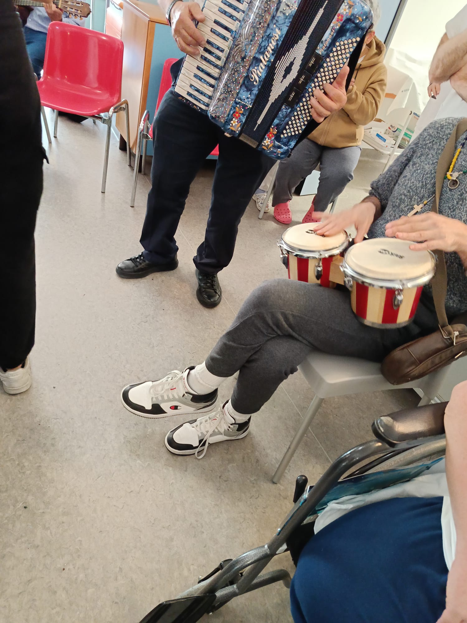 Educazione alla fragilità e solidarietà, ragazzi della scuola media in visita alla residenza sanitaria assistenziale di Casoli