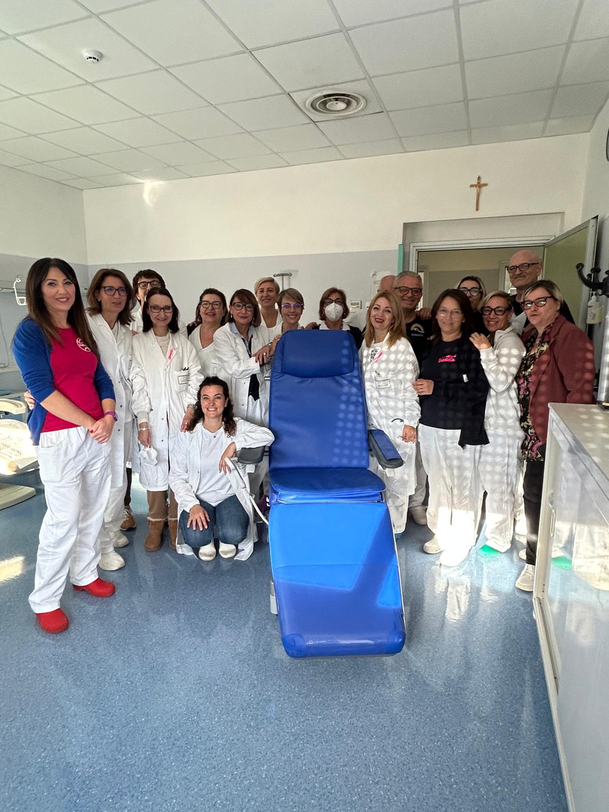 Nuova poltrona per chemioterapia alla clinica oncologica di Chieti grazie ai fondi raccolti dall'associazione Voi&Noinsieme