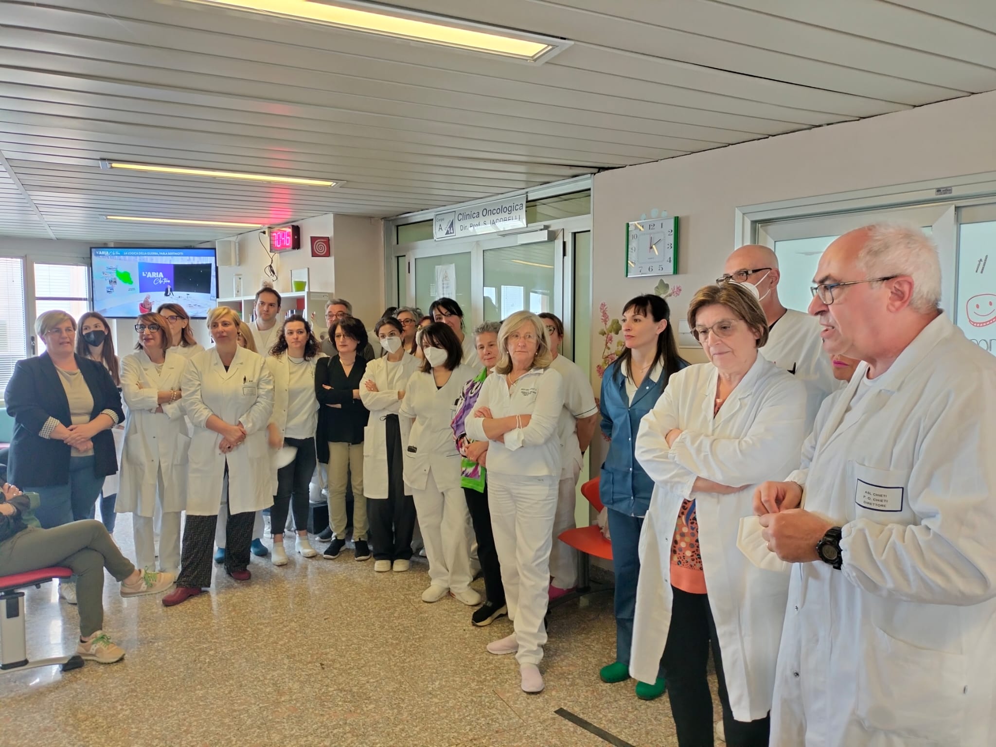 Nella foto un momento dell'inaugurazione con il personale della Clinica oncologica e i rappresentanti delle associazioni