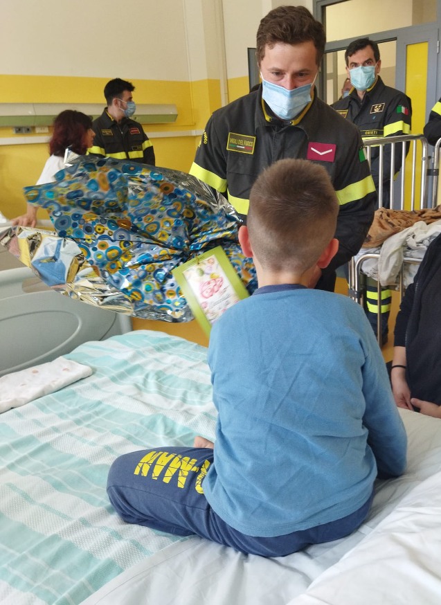In Pediatria a Lanciano le uova dei Vigili del fuoco