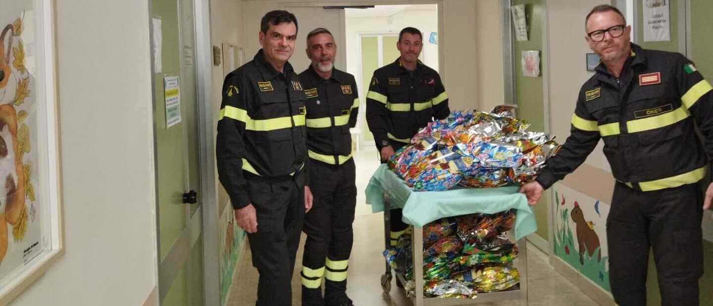 Le uova di Pasqua dei vigili del fuoco in dono ai bimbi ricoverati negli ospedali della provincia di Chieti