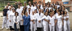 L'équipe della Clinica neurologica dell'ospedale di Chieti, al centro il direttore, Stefano Sensi