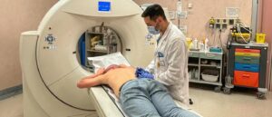 Un medico sottopone un paziente a una prestazione sanitaria di radiologia nell'ospedale di Chieti