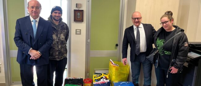 NELLA FOTO Chiara e Ivan consegnano i doni a Chiarelli e al professor Domenico Genovesi, direttore della Radioterapia oncologica di Chieti