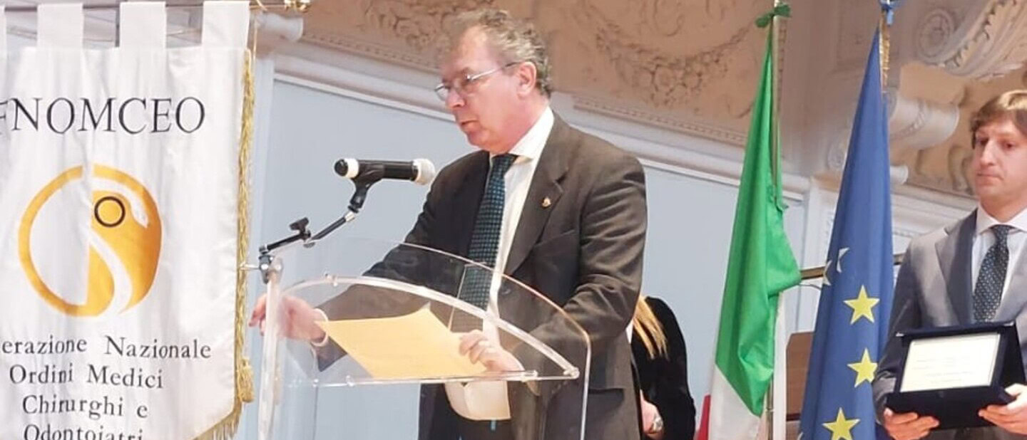L’intelligenza artificiale e il futuro della cura, l’infettivologo Arturo Di Girolamo premiato a Roma dalla Fnomceo