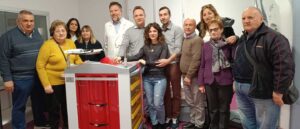 La consegna del carrello alla Radiologia di Lanciano da parte dei familiari di Loredana Abbonizio