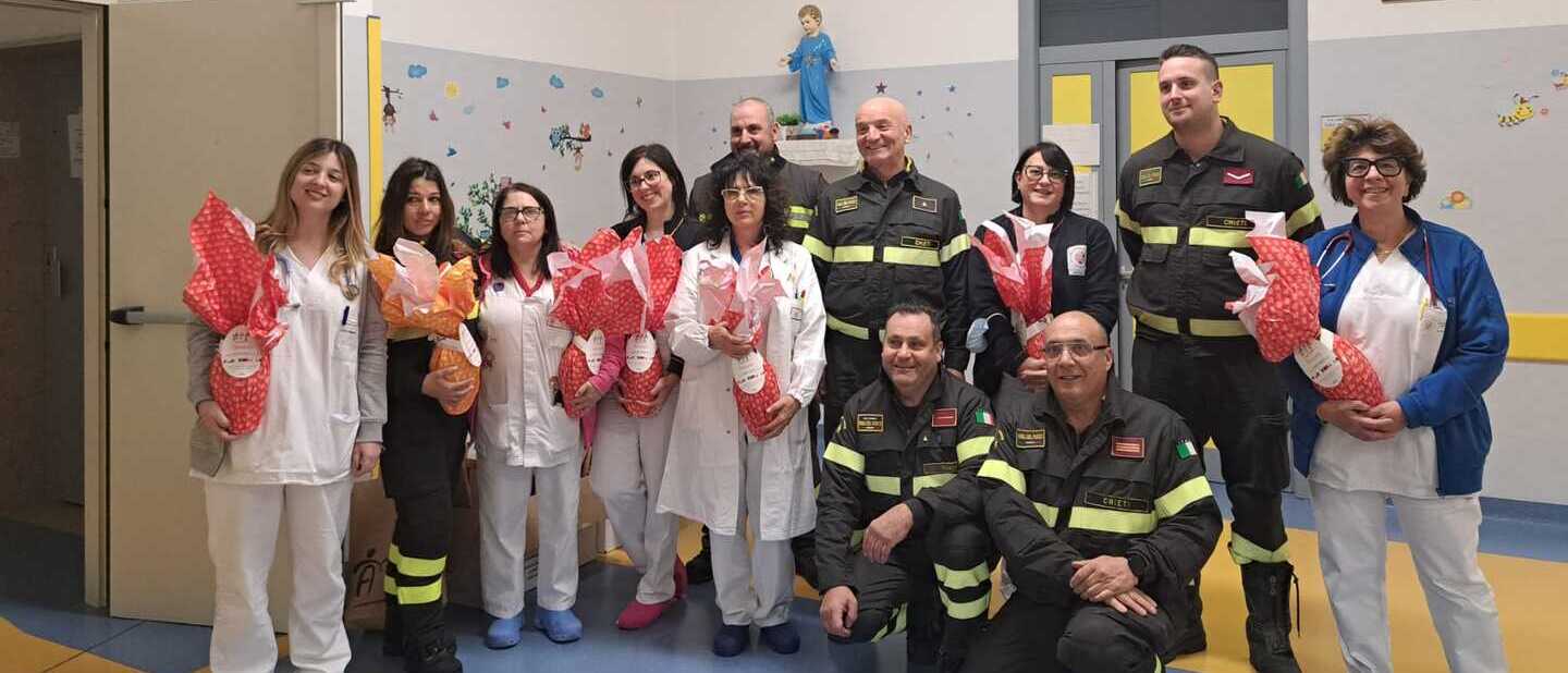 Uova di Pasqua dei Vigili del fuoco ai bimbi ricoverati di Lanciano e Vasto