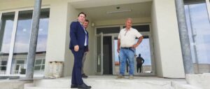 Il sopralluogo nel cantiere della casa di comunità di Casalbordino del direttore generale della Asl Lanciano Vasto Chieti, Mauro Palmieri, e del direttore dell'unità operativa Investimenti patrimonio manutenzioni, Filippo Manci