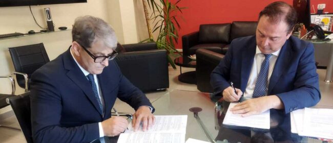 Giovanni Compagnoni (a sinistra) e Mauro Palmieri durante la firma del contratto