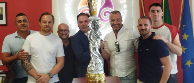 La squadra della Asl Lanciano Vasto Chieti e il direttore generale Asl, Mauro Palmieri, con il trofeo della Teate Summer Cup