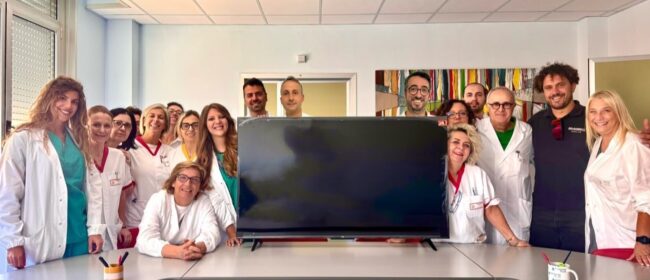 Il personale dell'Urologia dell'ospedale di Chieti intorno a uno dei dieci televisori donati da Pasquarelli Service, nella sala medici del reparto
