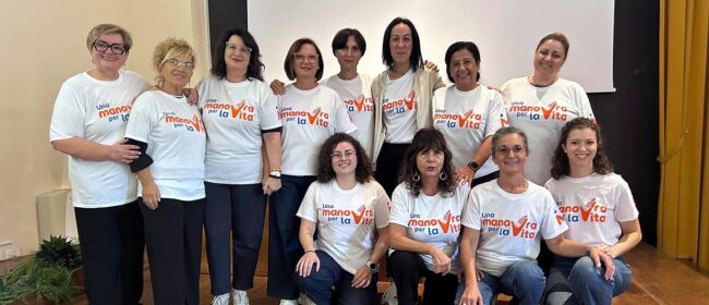Le istruttrici posano sul palco con le magliette bianche di «Una manovra per la vita».